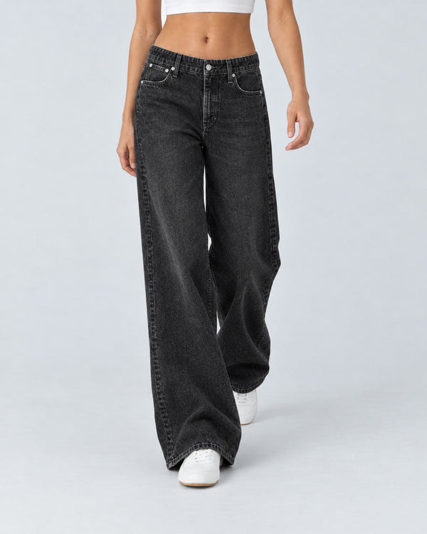 Washed Black jeans, Three-quarter walk